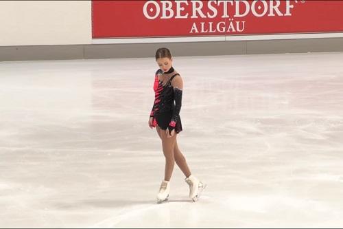 Com exibição impecável no Troféu Nebelhorn, patinadora é a 1ª atleta do país a assegurar classificação para os Jogos na Coreia do Sul nos desportos no gelo / Foto: Reprodução